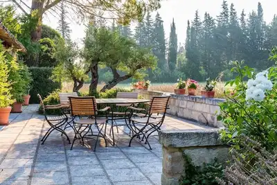 Image de Mas des Amis, Eygalières: charme, grande piscine, parc, tennis, oliviers