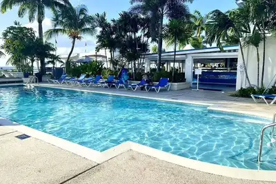 Image de Cozy condo - stone throw away from the beach!