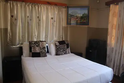 Image de Strategic Location, 15mindrive to ORTambo airport, the park town and the City Zoo