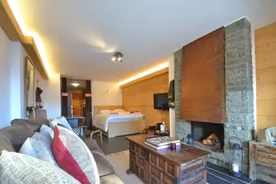 Magnifique studio central, idéal pour un couple ou une petite famille, avec cheminée. Cet objet a ét