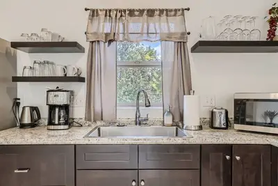 Image de Cozy Lakewood Carriage House