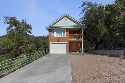 Image de Green Roof Cottage | Fun Canyon Lake Getaway with Game Room!
