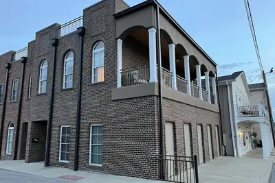 Image de New Downtown Luxury Townhouse in Bourbon Country
