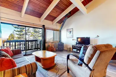 Image de Unbeatable Views! Forest Setting, Private Laundry & Balcony. Near Lakes Basin