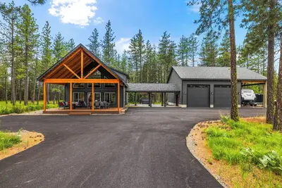 Image de Cozy Cabin in the Pines | Hot Tub-Huge Game Room-Boat Trailer Parking Ok
