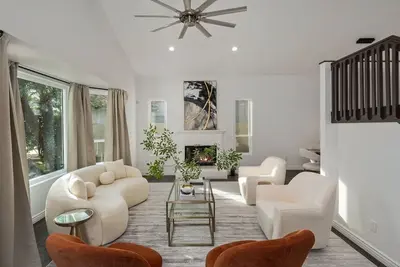 Image de Designer Contemporary | 5 Bedrooms | Heated Pool!