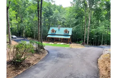 Image de Luxurious Log Cabin on Babbling Creek Near Lake