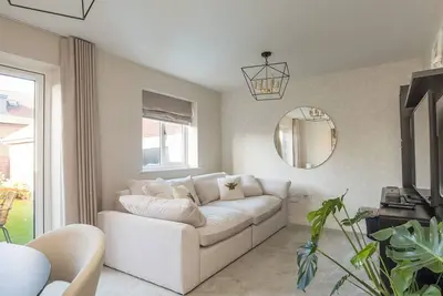Pass the Keys | Serene Home in Leafy Warfield w/Private Garden