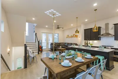 Image de ​🎉Celebrate in Style! Game Room, 🎱Pool Table, 💃🏼 Dance Pole!