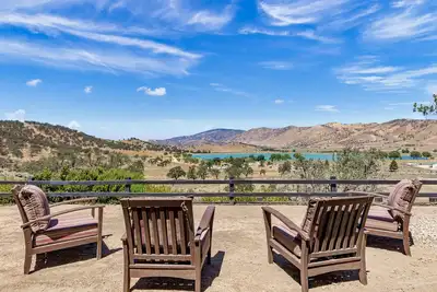 Image de Hilltop 4br Lake View Home with Jacuzzi, Pool Table, Wi-Fi