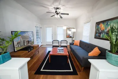 Image de Mid-Century Modern Cottage in Downtown Tipp City
