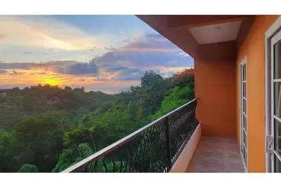 Image de Mountain & Ocean Balcony Views~ Fully A/C~ Close to Beach & Airport~ Fast Wi-Fi