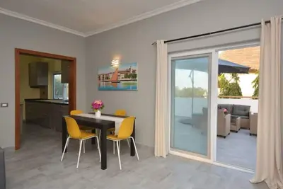 Image de Modern apartment with charming swimming pool