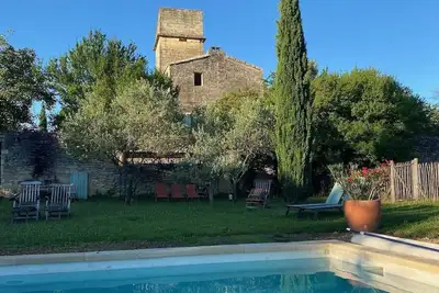 Image de Très belle tour médiévale et mas provençal proche d'Avignon et d'Arles.