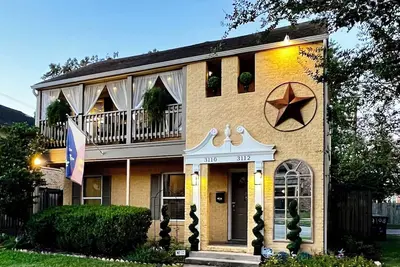 Image de 3 Bedroom, Free gated parking, 5-10 Mins. From All!