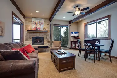 Image de Ca211 | New Listing | Corner Unit | Winter Shuttle | Pool | Hot Tub | Ski In/Out