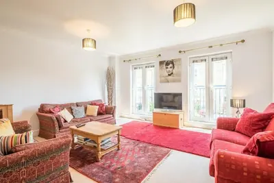 Image de Charming & Spacious House With Free Parking!