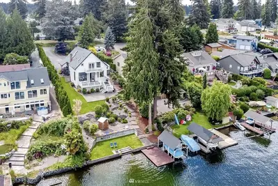 Image de The Edgewater Escape - 2-story full Lake House, on the water, with deck & Ac!