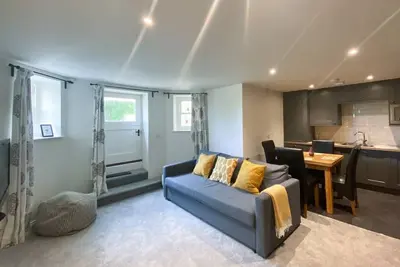 Image de Suite One Garden Level-Classique-Appartement-Salle de bain privée séparée-Vue. . .