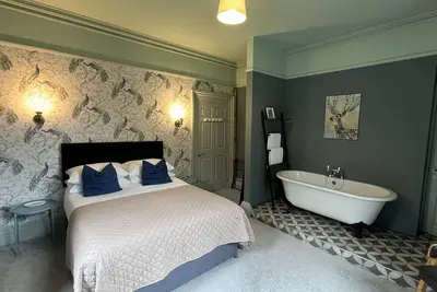 Image de Suite Four First Floor-Standard-Appartement-Salle de bain privée séparée-Vue. . .