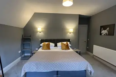 Image de Suite Six Second Floor-Supérieure-Appartement-Salle de bain privée séparée-Vu. . .