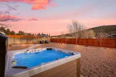 Image de Hot Tub Pool Table Bocce Court Mountain Views