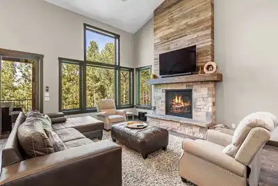 Black Hawk Lodge - Luxurious Mountain Retreat