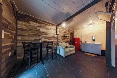 Image de Chaney Room - 1 queen bed & sleeper Sofa - Great historic 1st floor cottage Unit