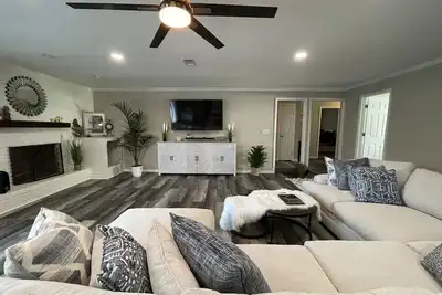 Image de Large Remodeled Central Located Minutes to the Beach & Downtown Free Big Parking