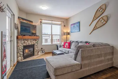 Image de A Large Corner Ground Floor Condo Easy in/out for Skiing - Pet Friendly!