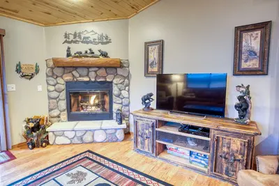 Image de Bear Haven Family Friendly Show Low cabin w/ Wifi, gas fireplace, A/C