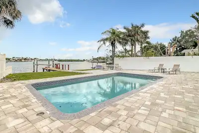 Image de Tranquil Waterfront Pool Home