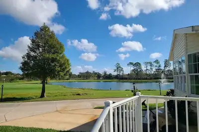 Image de Cozy retirement community with golf course