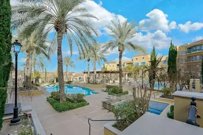 Image de Lake Las Vegas Retreat: Elegant Comfort Awaits