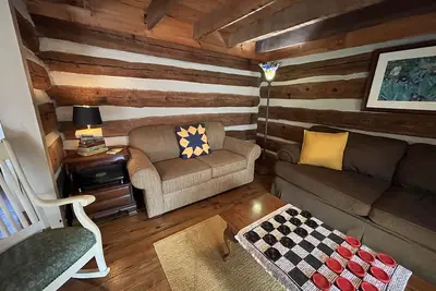 Image de Historic Log Cabin on a homestead! Pet-Friendly!