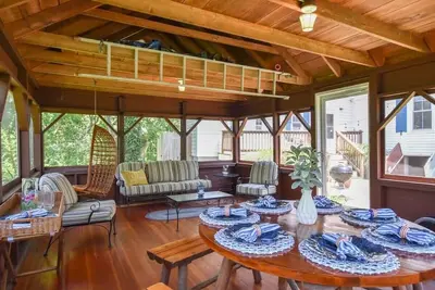 Image de Private Downtown Wellfleet Location!