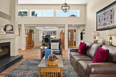 Image de Beautiful Home On Oak Creek Golf Course! Monthly S005