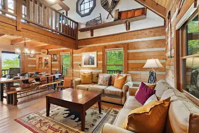 Image de Log Cabin, 10 wooded acres, Valley/Mtn Views, 2 K/1 Q, Game Room, Hot Tub, Ev Charger