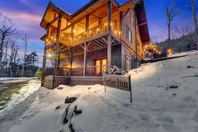 Image de Rustic Log Cabin: Hot Tub, Fire Pit, Great Location!