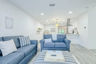Blue Jewel - Coastal retreat by the beach with private patio including foosball