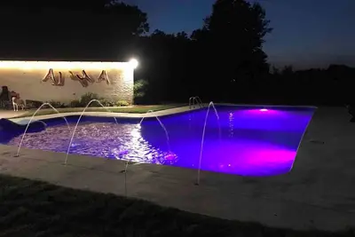 Image de Modern Farmhouse on 6 acres, 7 bedrooms, with a pool.