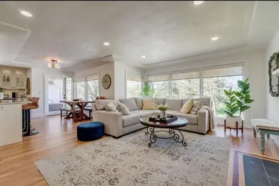 Image de Remodeled cozy farmhouse on a 100 acre hazelnut orchard!