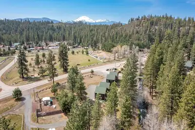 Image de Beautiful retreat on Hat Creek, Fishing, Firepits and Bbq's