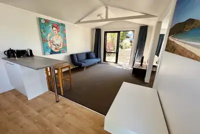 Sunny & Spacious Palm Beach Studio - 15 min walk to Palm Beach