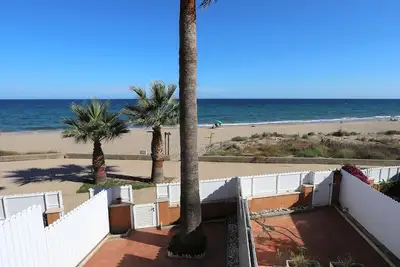 Image de At148 GarbĂ: Casa situada en primera lĂnea de mar en Creixell