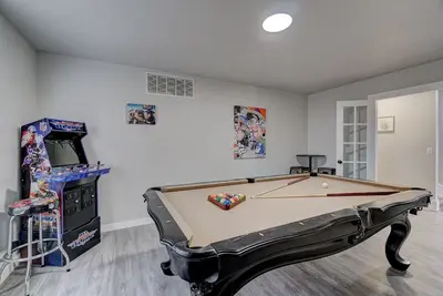 Image de Historic Villa🚶 2 min from Lake Hefner 🏊 Hot Tub 🎱 Pool Table 🐶 Pet Friendly