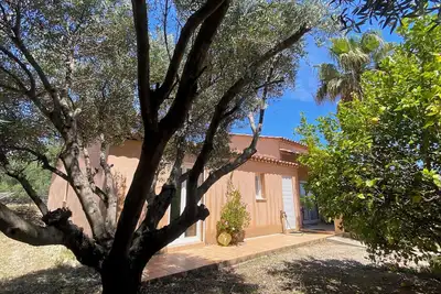 Image de Villa 4 *  90 m2 Wifi, tranquilité et confort avec petit jardin arboré. Parking.