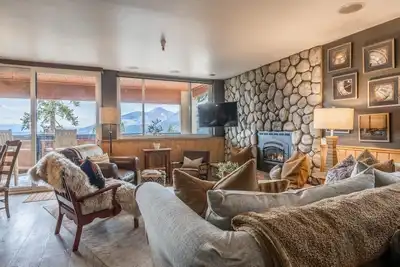 Image de Book a Fall Getaway Today! Ski-in/Ski-out Townhome with Private Hot Tub and Incredible Views!
