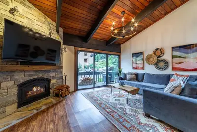 Image de Fall Getaways Available! Remodeled Townhome with Seasonal Pool, Fireplace, and Grill!