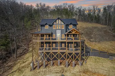 Image de Over The Top | Brand New Luxury 5 Bedroom Cabin with Picture Perfect Views of Mount LeConte